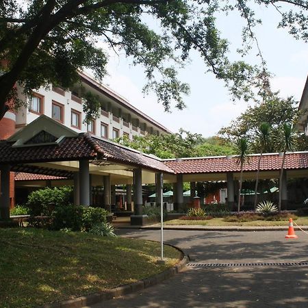 Bumi Wiyata Hotel Депок Екстериор снимка