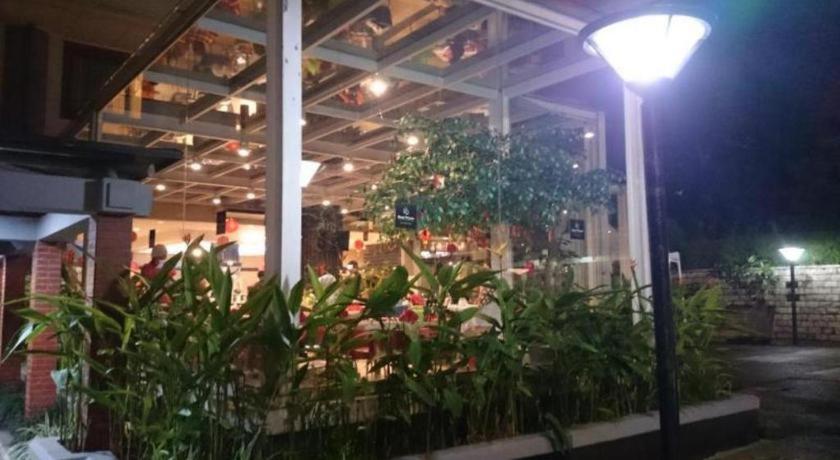Bumi Wiyata Hotel Депок Екстериор снимка