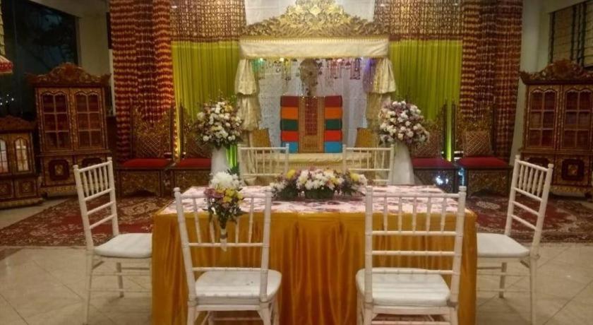 Bumi Wiyata Hotel Депок Екстериор снимка