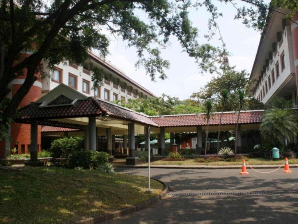Bumi Wiyata Hotel Депок Екстериор снимка