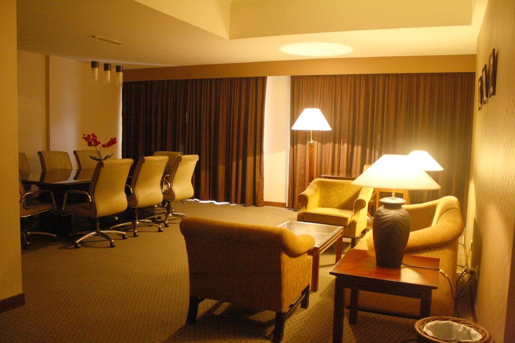 Bumi Wiyata Hotel Депок Екстериор снимка