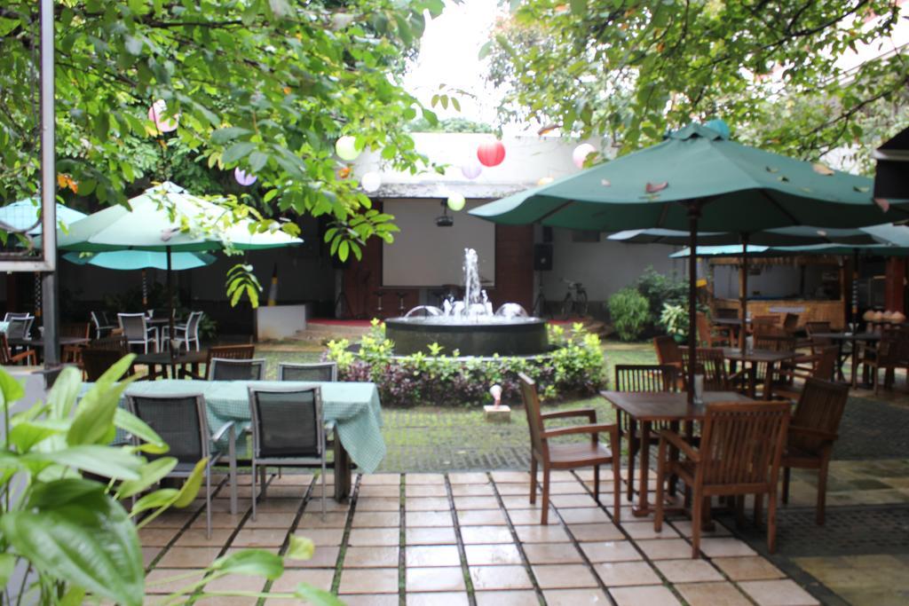 Bumi Wiyata Hotel Депок Екстериор снимка