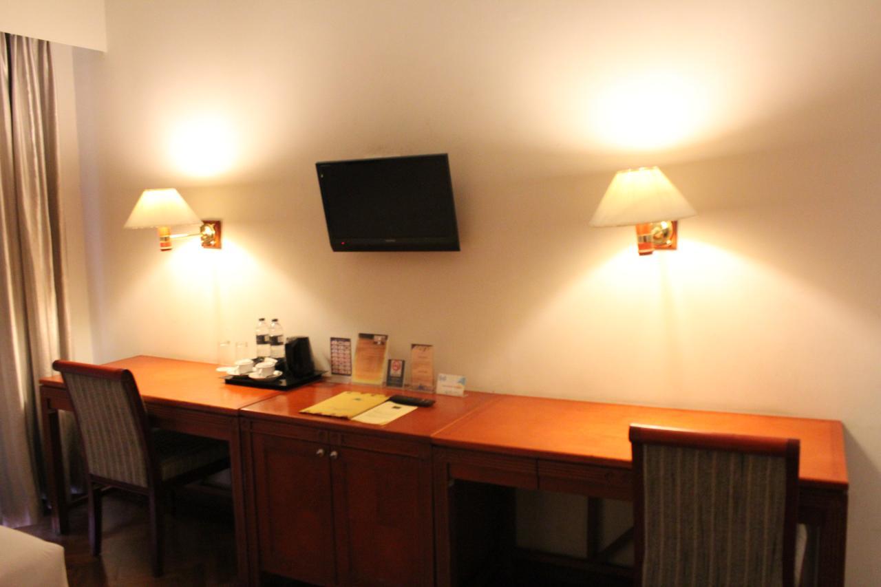 Bumi Wiyata Hotel Депок Екстериор снимка