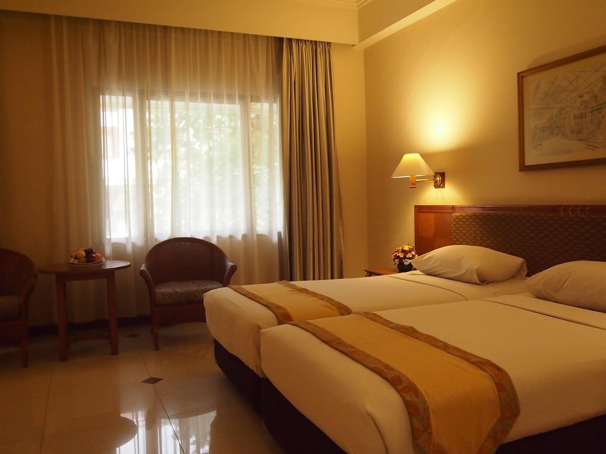 Bumi Wiyata Hotel Депок Екстериор снимка