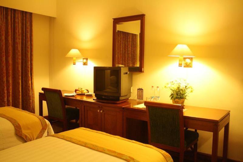 Bumi Wiyata Hotel Депок Екстериор снимка